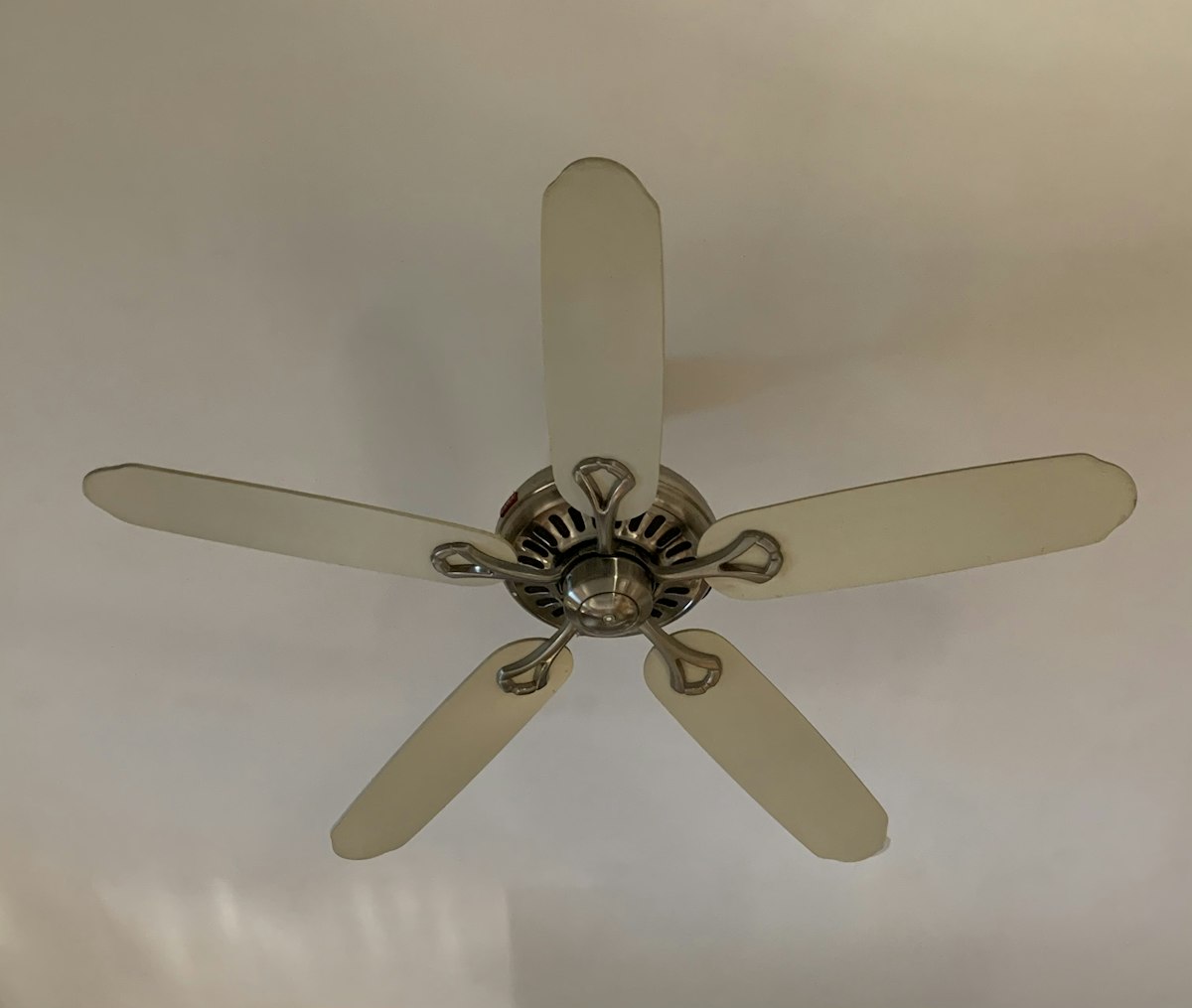 Een ventilator geluidloos laten draaien: koelte zonder gezoem